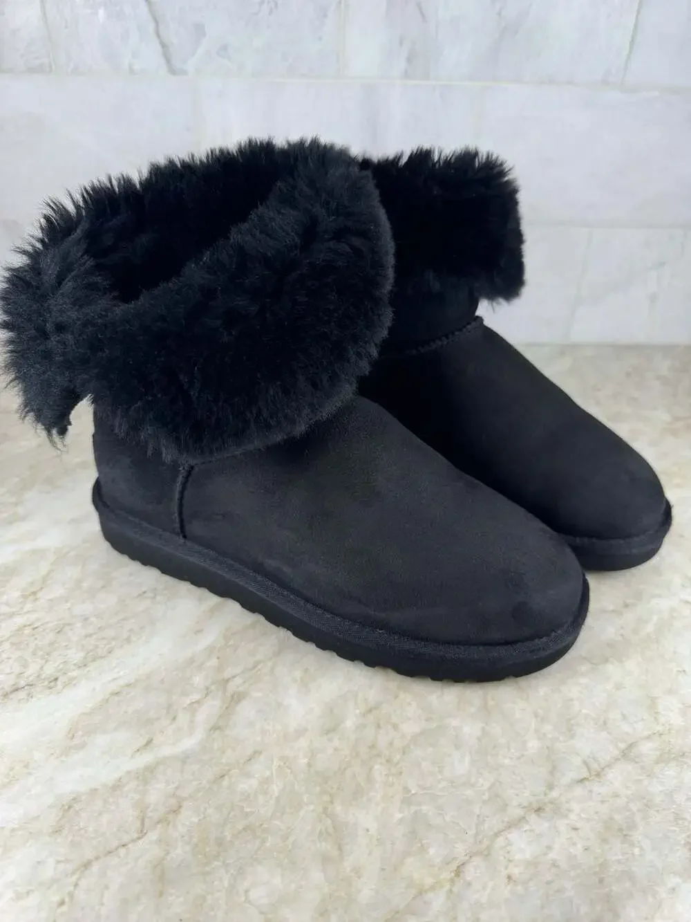 UGG Bailey Button 5803 Women’s Size 7 Black Suede Sheepskin Fur Boots